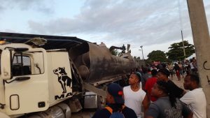 Explosión tanquero de gasolina deja dos muertos y un herido