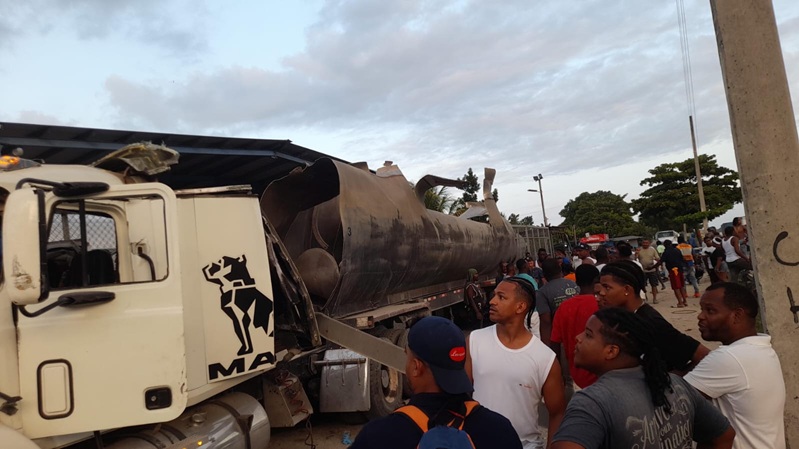 Explosión tanquero de gasolina deja dos muertos y un herido