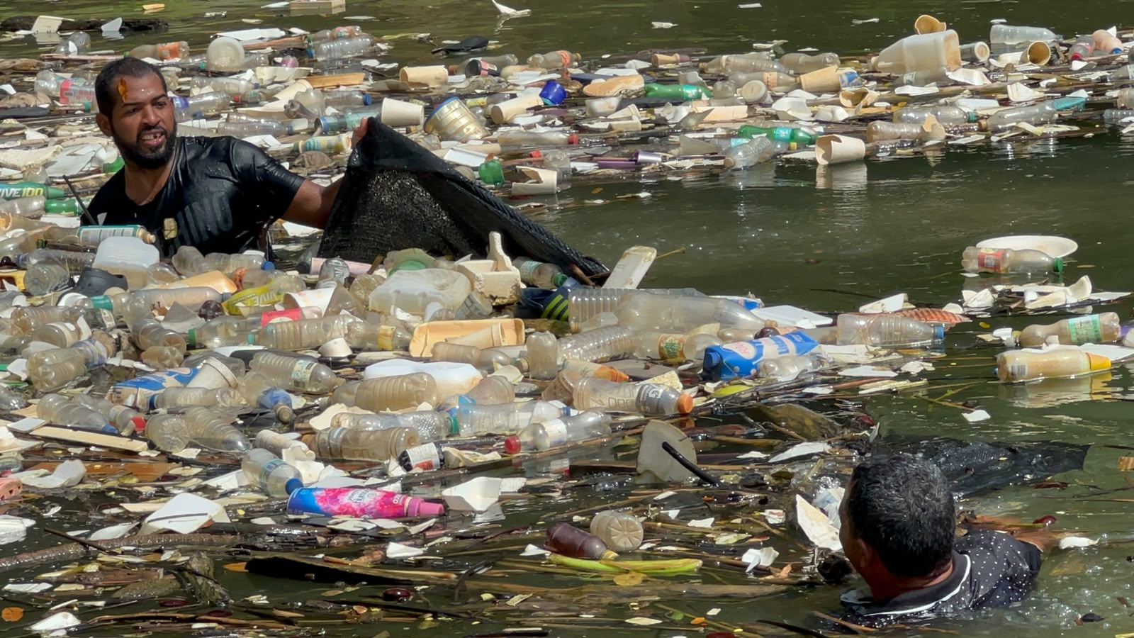JARABACOA: Retiran desechos contaminan rio Yaque del Norte imagen