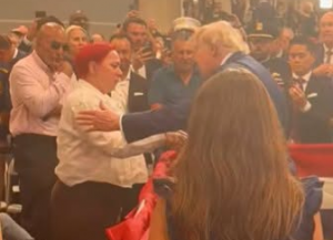 Trump abraza dominicana cuyo niño fue asesinado en El Bronx Trump abraza dominicana cuyo niño fue asesinado en El Bronx