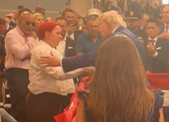 Trump abraza dominicana cuyo niño fue asesinado en El Bronx