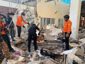 INDONESIA: Aumentan a 87 los muertos por el terremoto de 7,7