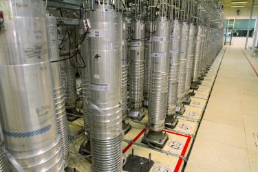 Trump vuelve amenazar a Irán con ataque a reservas de uranio