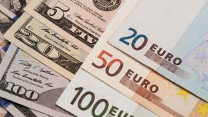 Dólar bajó y era vendido $59.08; el euro se mantiene a y $70.19