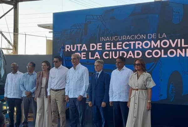 Abinader y Collado inauguran ruta eléctrica en Ciudad Colonial