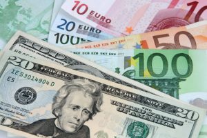 Dólar subió 14 cts. y el euro 22; eran vendidos a $59.79 y $70.26
