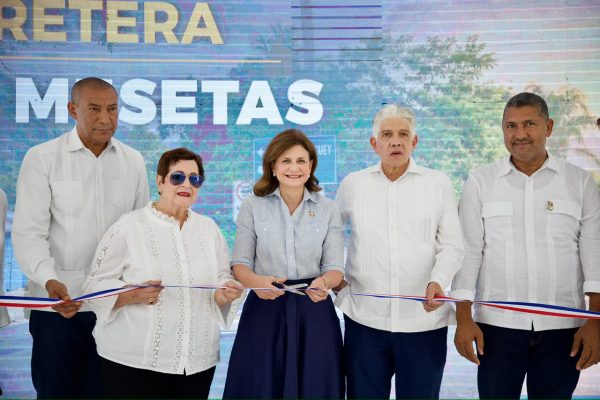La Vice Raquel Peña encabeza inauguración carretera El Seibo