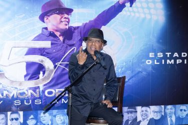 «50 años de Ramón Orlando» se desarrolló con un lleno total