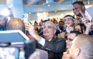 Abinader anuncia 300 becas jóvenes dominicanos viven NY Abinader anuncia 300 becas jóvenes dominicanos viven NY