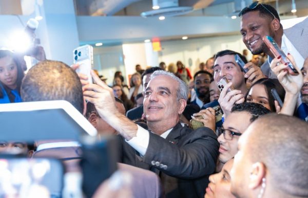 Abinader anuncia 300 becas jóvenes dominicanos viven NY