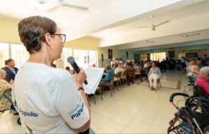 Voluntarios del Banco Popular acompañan a adultos mayores