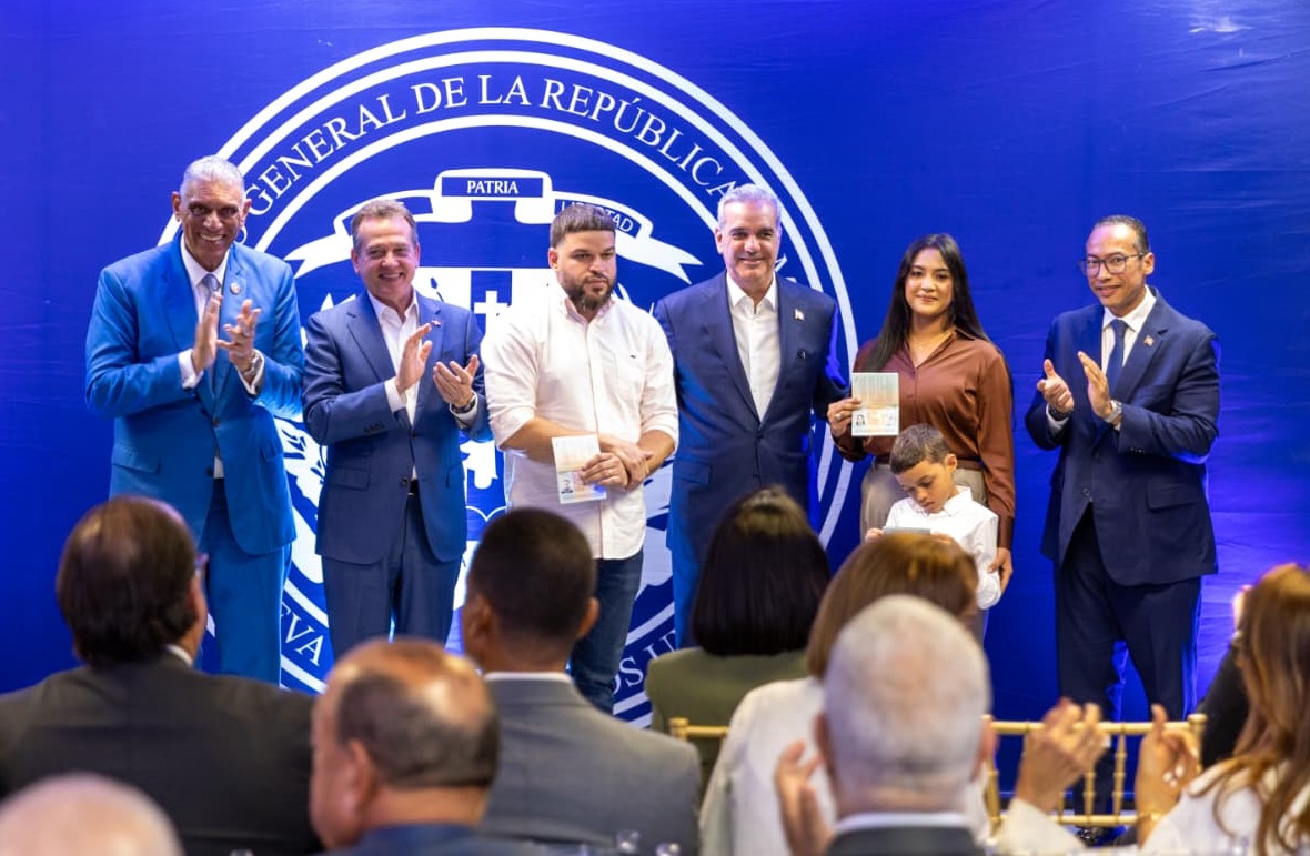Abinader inicia en NY entrega de nuevo pasaporte electrónico