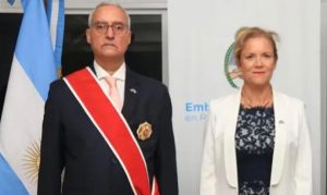 Argentina condecora a Gustavo Hernando, ex embajador de RD