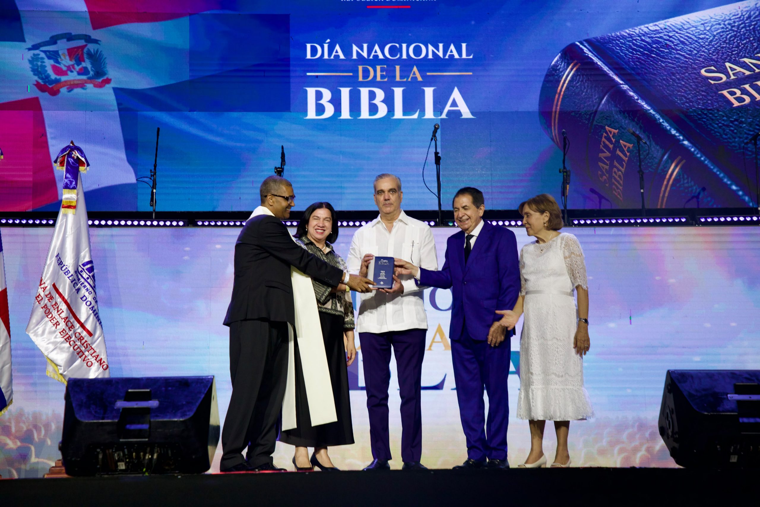 Comunidad Cristiana reconoce a Abinader en el Día de la Biblia