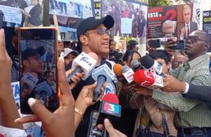 Empleados de escuelas marchan   por alza sueldo frente Educación
