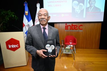 Presentan libro recoge 50 años pensamiento de Ramón Flores