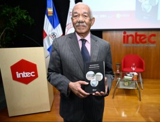 Libro recoge cinco décadas de  pensamiento de Ramón Flores