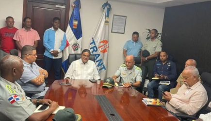 Autoridades se reunieron con transportistas del 9 de la Duarte Autoridades se reunieron con transportistas del 9 de la Duarte