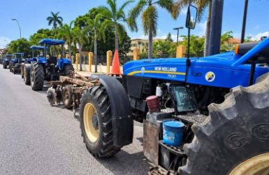 Productores paralizan más de 200 tractores en San Juan