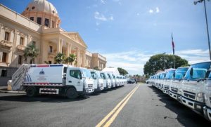 Presidente de la RD entrega 50 camiones para recoger basuras