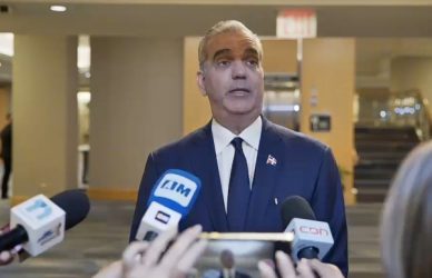 “Entréguense, si no les irá peor”, proclama Abinader en NY