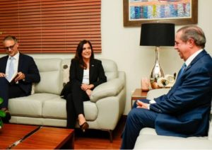 Francisco Javier se reúne con la  embajadora de EU Leah Campos