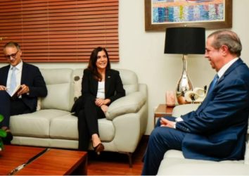 Francisco Javier se reúne con la  embajadora de EU Leah Campos