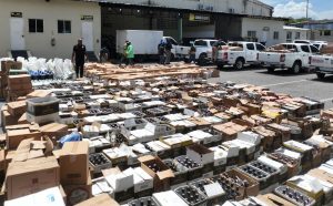 Desmantelan una de mayores fábricas de alcohol adulterado
