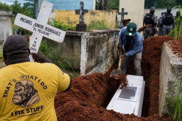 Sepultan a “Michael Peluche” bajo fuerte seguridad