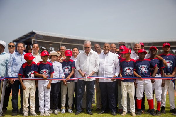 Abinader inaugura campo de béisbol en distrito de Pizarrete