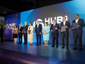 Gobierno y Amazon lanzan un programa 50,000 becas en RD