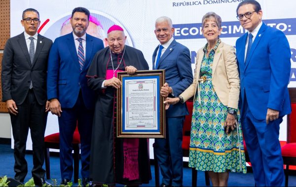 Senado reconoce trayectoria monseñor de la Rosa y Carpio imagen
