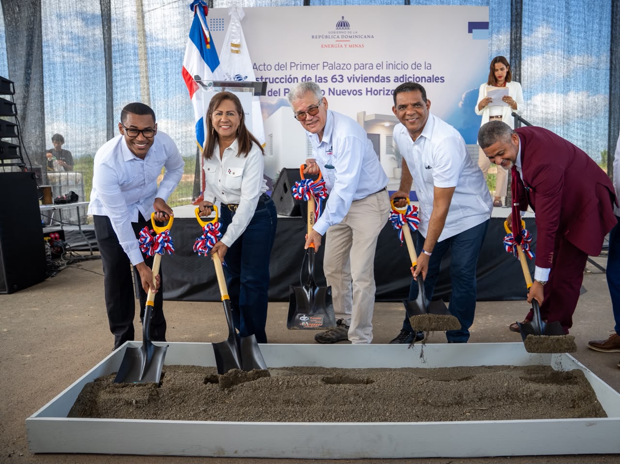 Gobierno inicia construcción de viviendas reasentamiento Cotuí