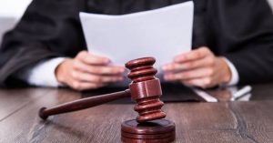 Condenan a tres hombres por falsificar documentos judiciales