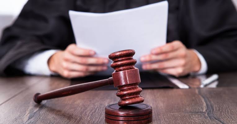 Condenan a tres hombres por falsificar documentos judiciales