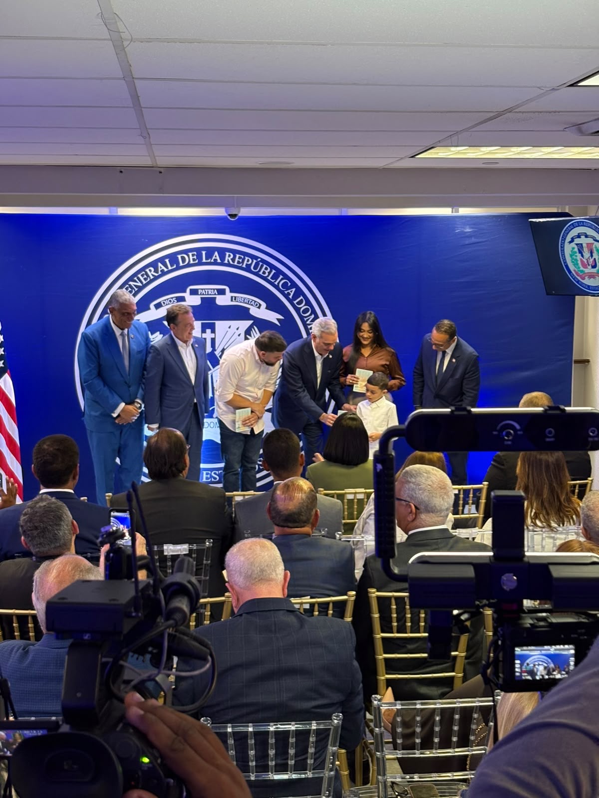 Abinader entrega en Nueva York primer pasaporte biométrico | AlMomento.net - Noticias de República Dominicana al instante!