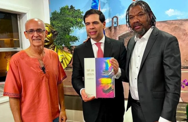 EU: Artista Van Robert entrega libro a ministro Cultura de RD EU: Artista Van Robert entrega libro a ministro Cultura de RD