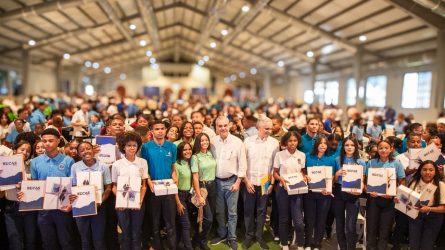 Abinader reúne con jóvenes SC; anuncia hospital traumatología