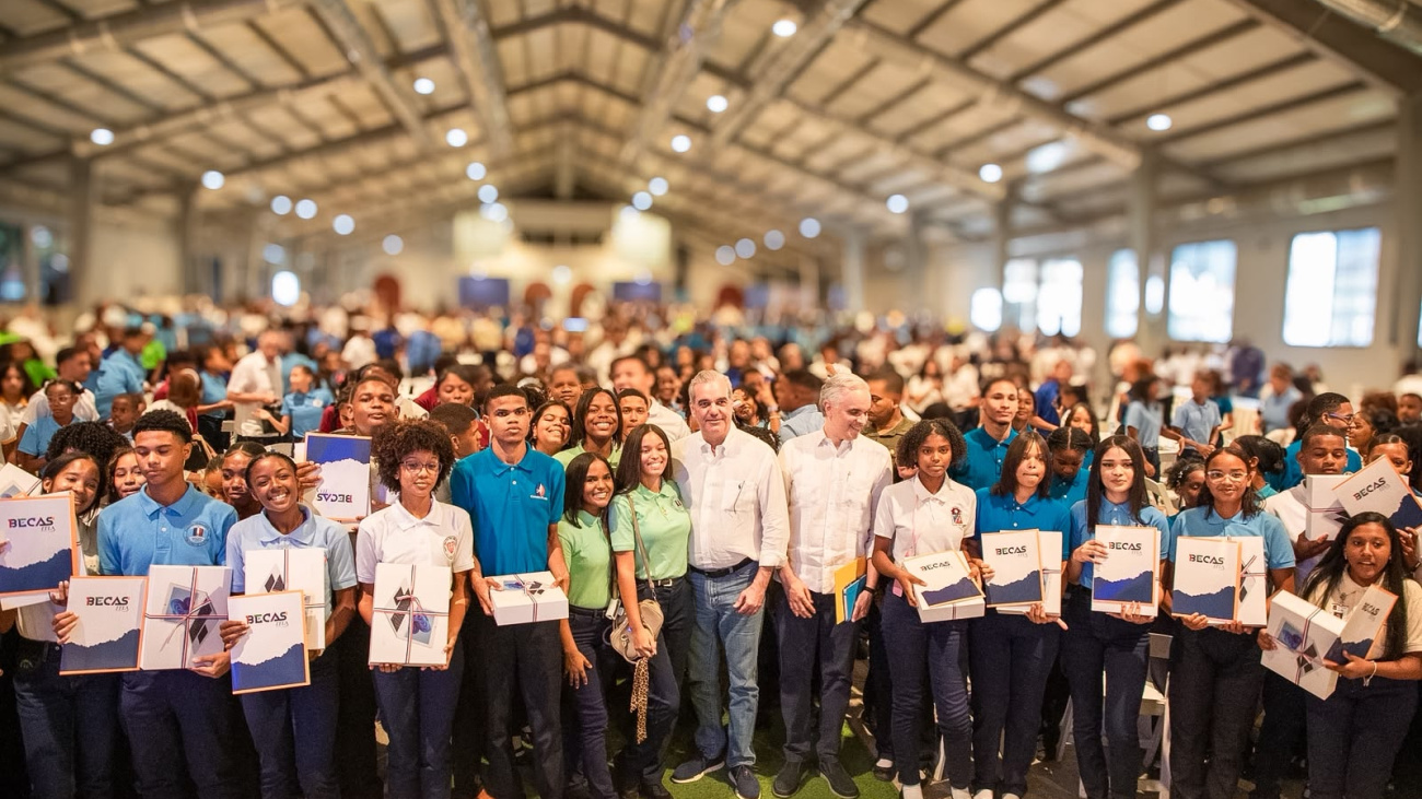Abinader reúne con jóvenes SC; anuncia hospital traumatología