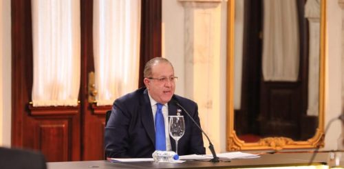 Gobierno explora contratar seguros contra alzas petróleo