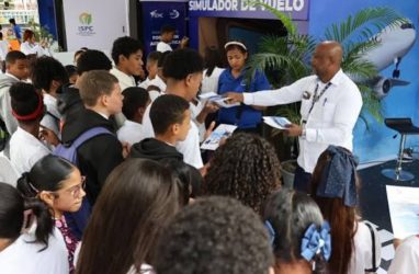 Simuladores de vuelo en Feria Internacional del Libro en RD