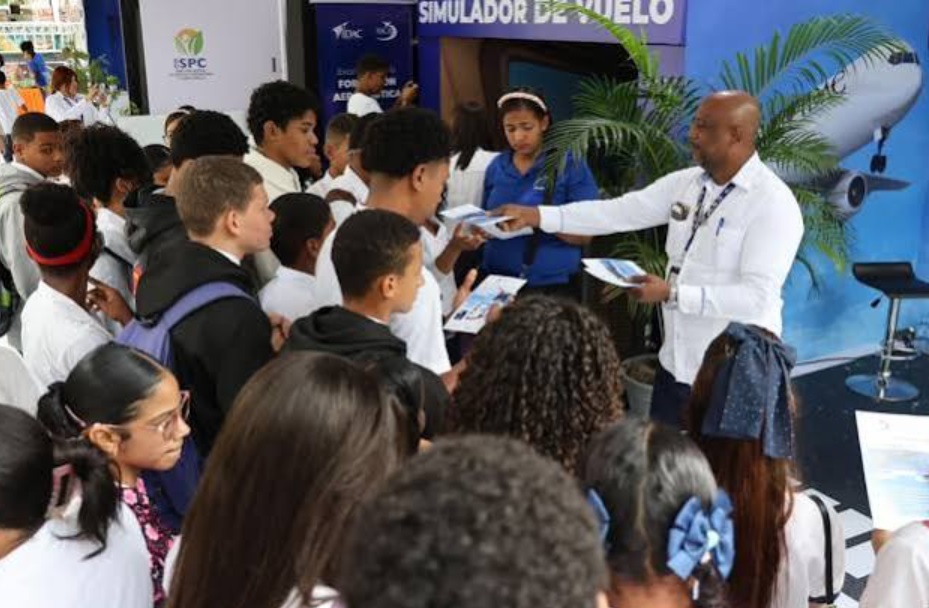 Simuladores de vuelo en Feria Internacional del Libro en RD imagen