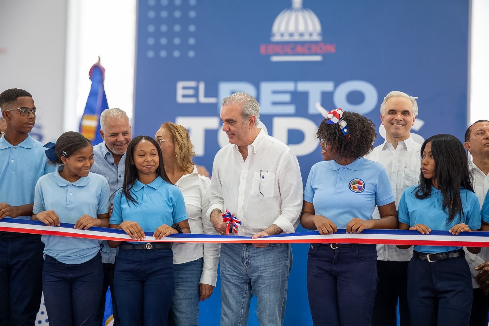 Abinader inaugura techado de un centro educativo en Cambita