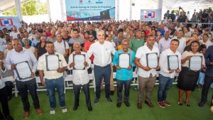 Abinader entrega 1,750 títulos; destaca inversión sector salud