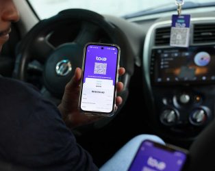 Toke e inDrive habilitan pagos digitales para viajes urbanos