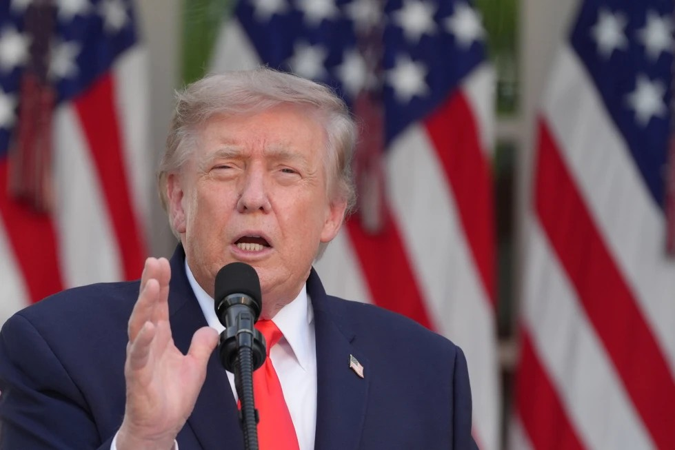 Trump lanza amenaza a países que tienen superávit con EE.UU.