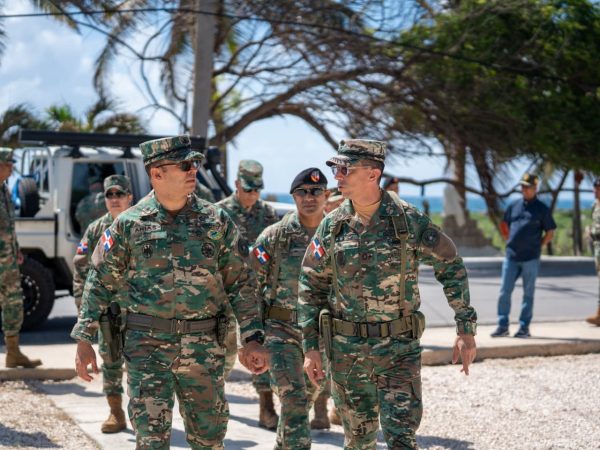 Comandante del Ejército inspecciona puestos región sur imagen