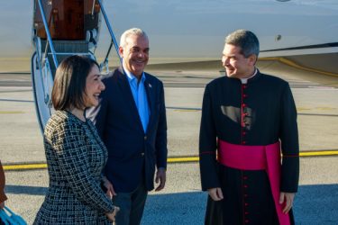 Abinader llega a Roma para visita Vaticano y foro de la FAO