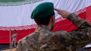 Irán revela haber obtenido la bomba aérea más grande de EU