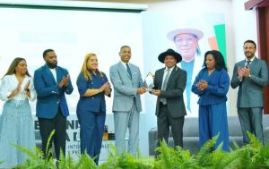 Glass Santana presenta su libro sobre desafíos de la diplomacia